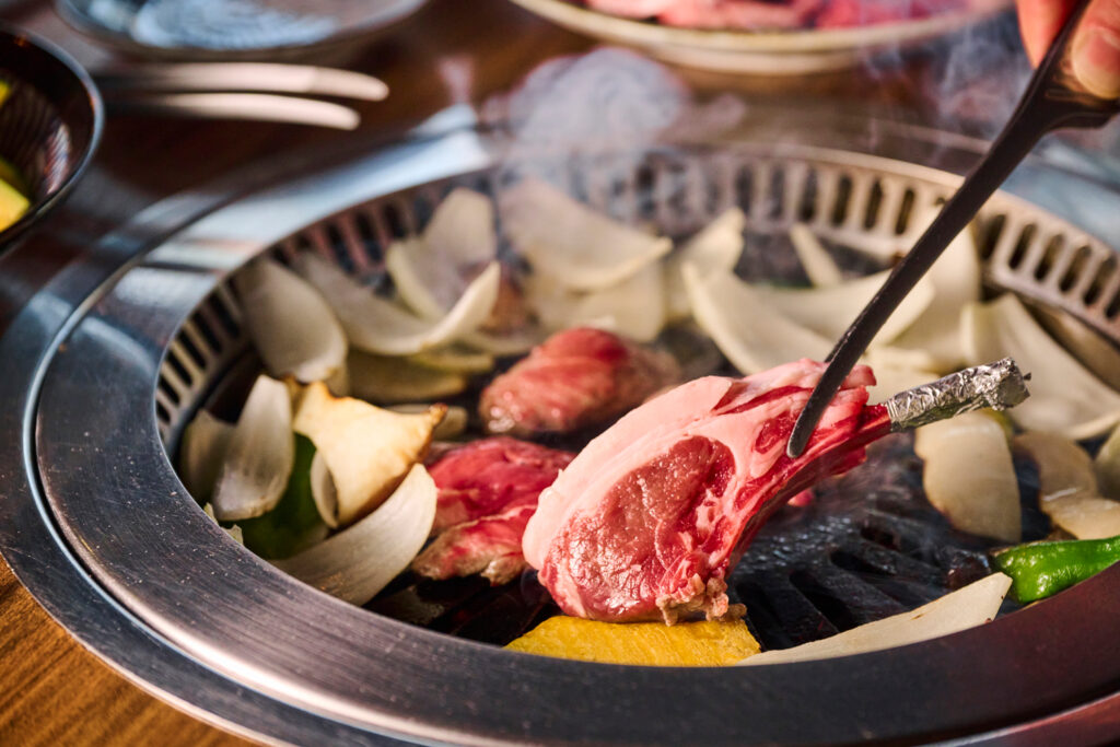 ジンギスカン鍋で羊肉を焼いている様子