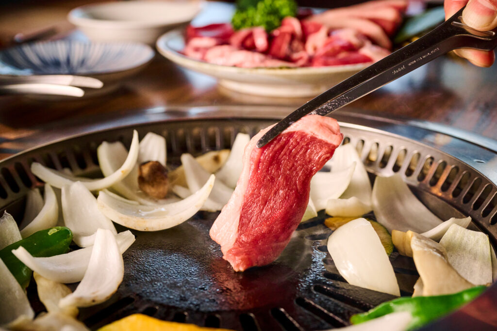 ジンギスカン鍋で羊肉を焼く様子