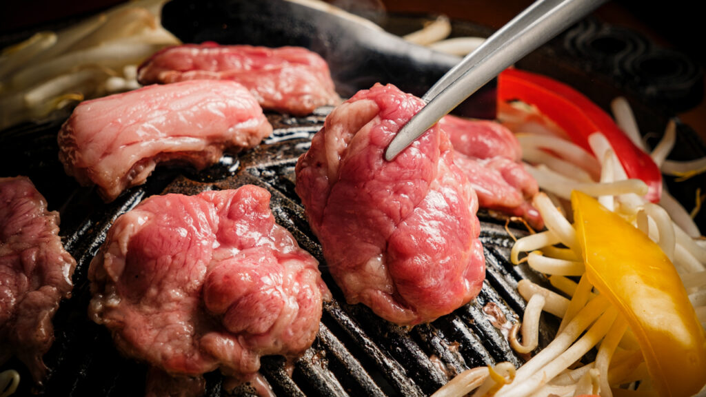羊肉を焼いたときに表面へ肉汁が浮いた様子