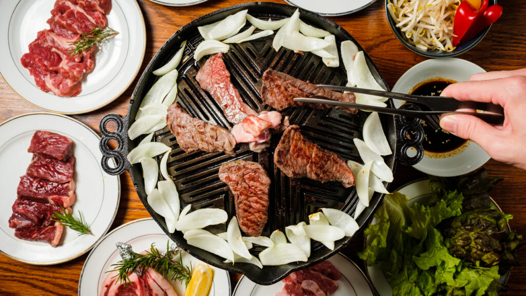 ジンギスカン鍋で羊肉と玉ねぎを焼く様子