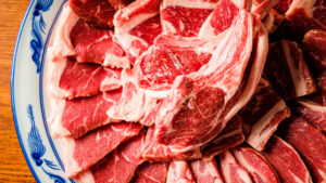 さまざまな部位を盛り合わせた羊肉