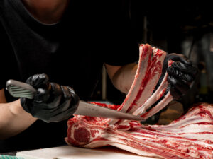 一頭の羊肉を部位ごとに切り分ける羊肉専門店の様子