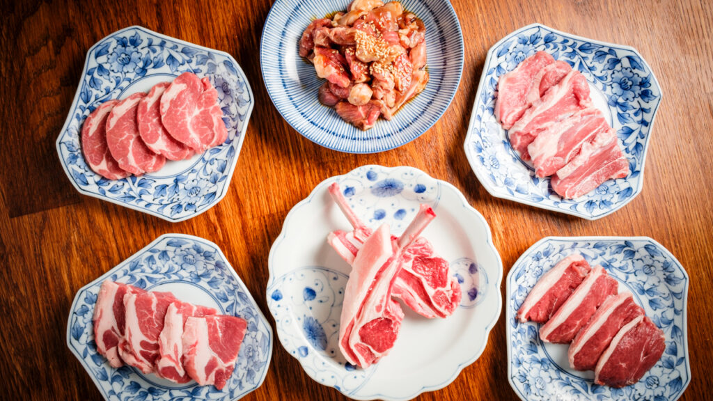 さまざまな部位の羊肉を並べた様子