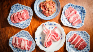 さまざまな部位の羊肉を並べた様子