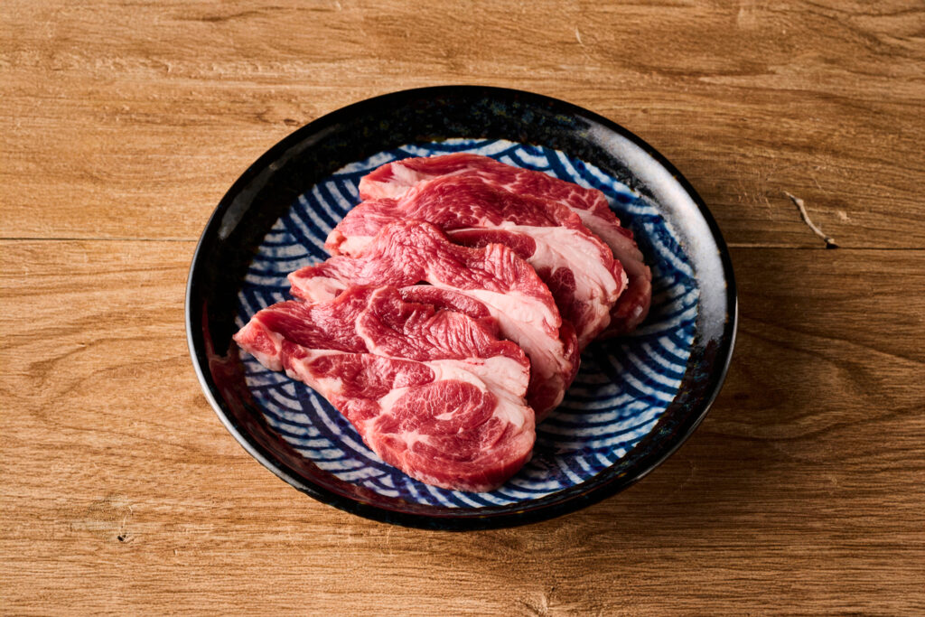 皿に盛り付けたラム肉