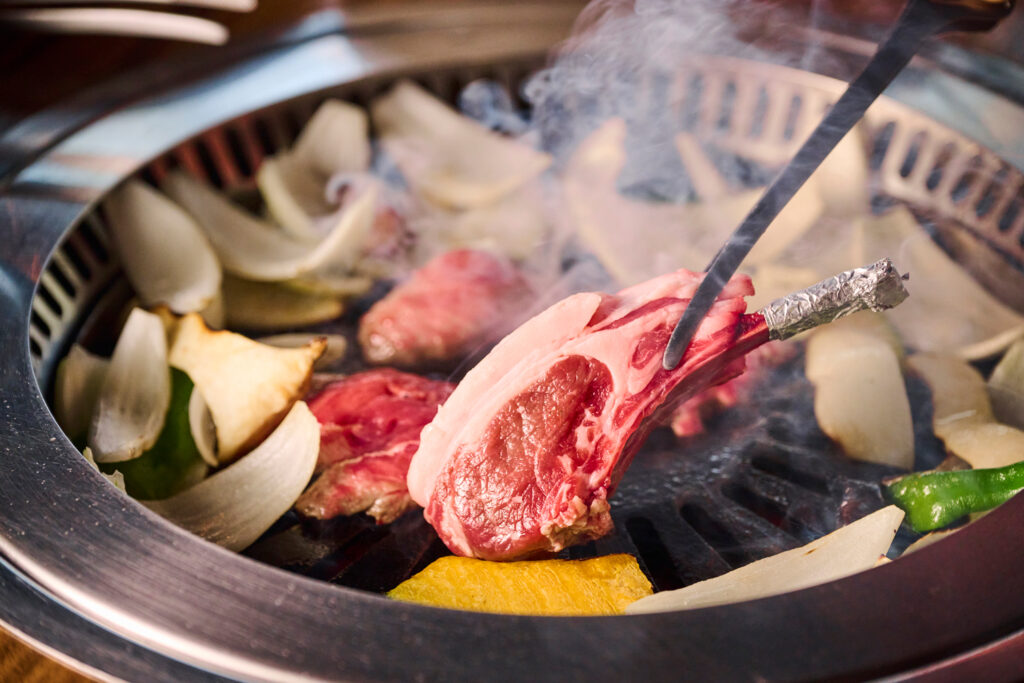 羊肉をジンギスカン鍋で焼く様子
